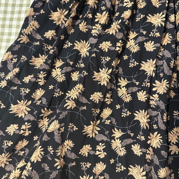 Carly Jean Los Angeles Dresses & Skirts - CJLA WOMEN’S BLACK FLORAL SKIRT IN SIZE MEDIUM